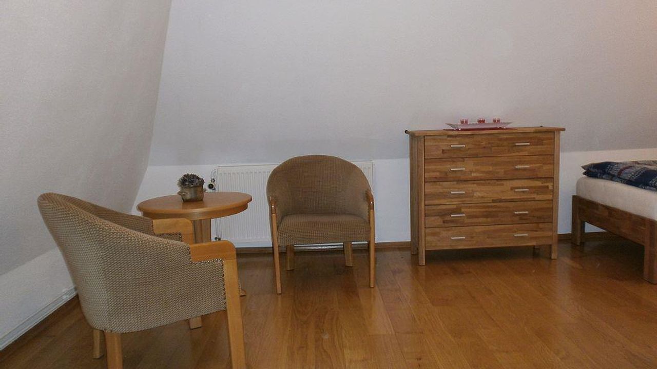 ...mit Sitzmöglichkeiten... ...mit Sitzmöglichkeiten...